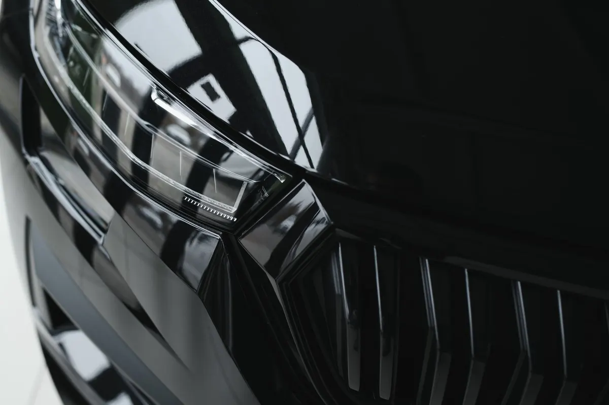 Černá Škoda – detail světla a masky