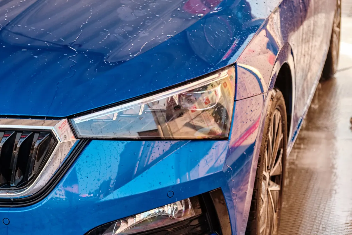 Modrá Škoda – detail předního světla